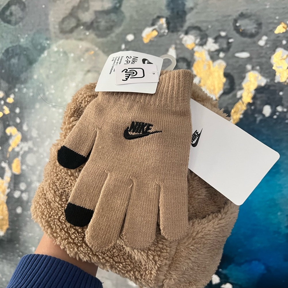 Nike | Sherpa Hat and Gloves - Picture 7 of 8